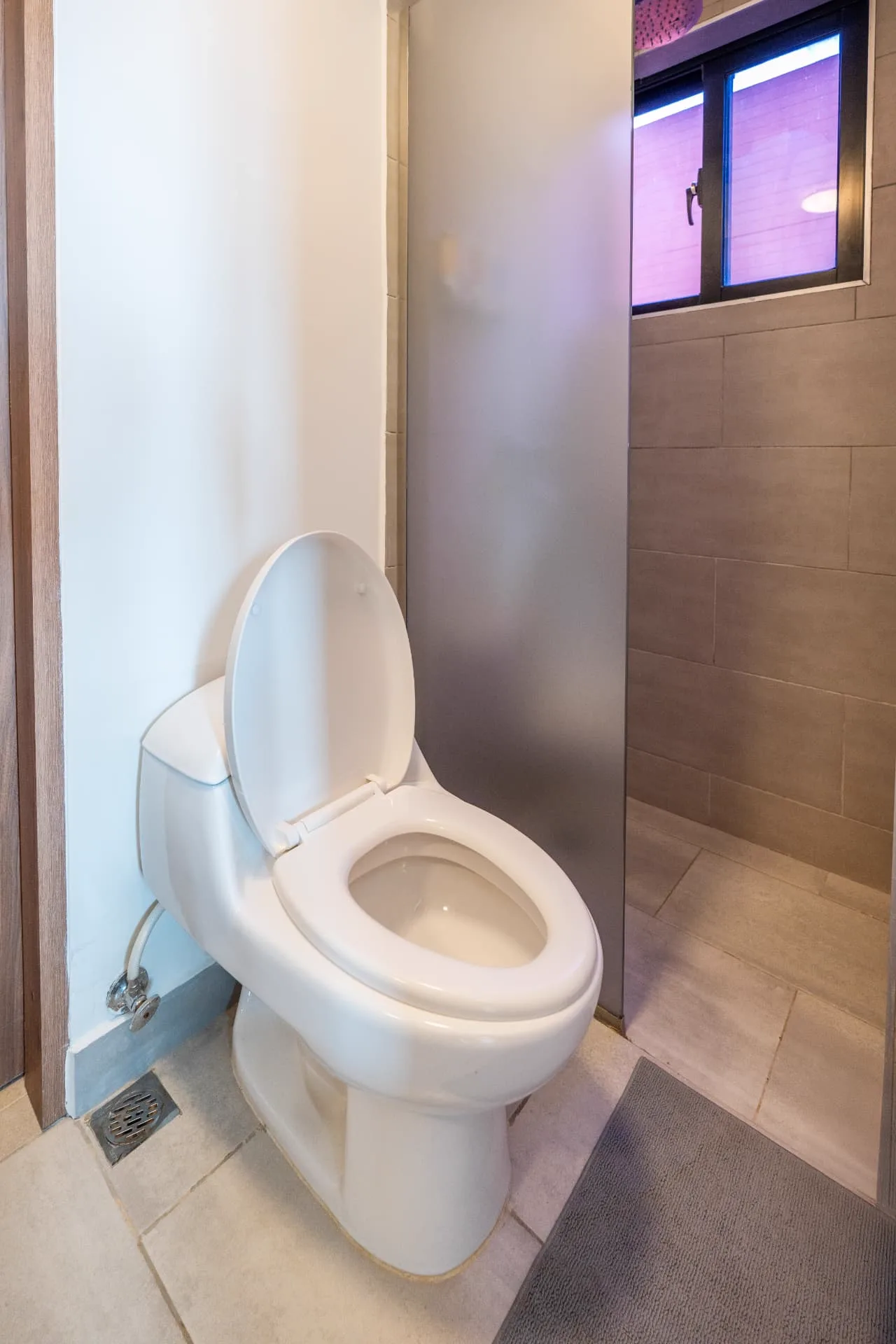 Guest bathroom with walk-in shower, stone-look tiling and clerestory window